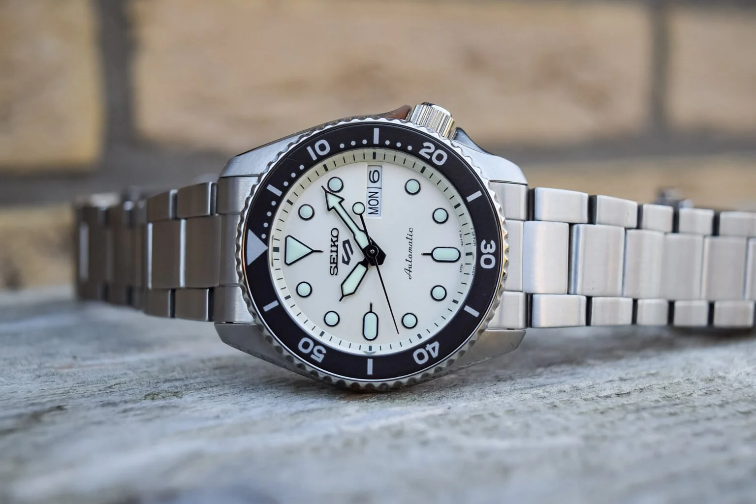 Seiko 5 Sports SKX Mid-Size Beige Sunray Dial - Image 4