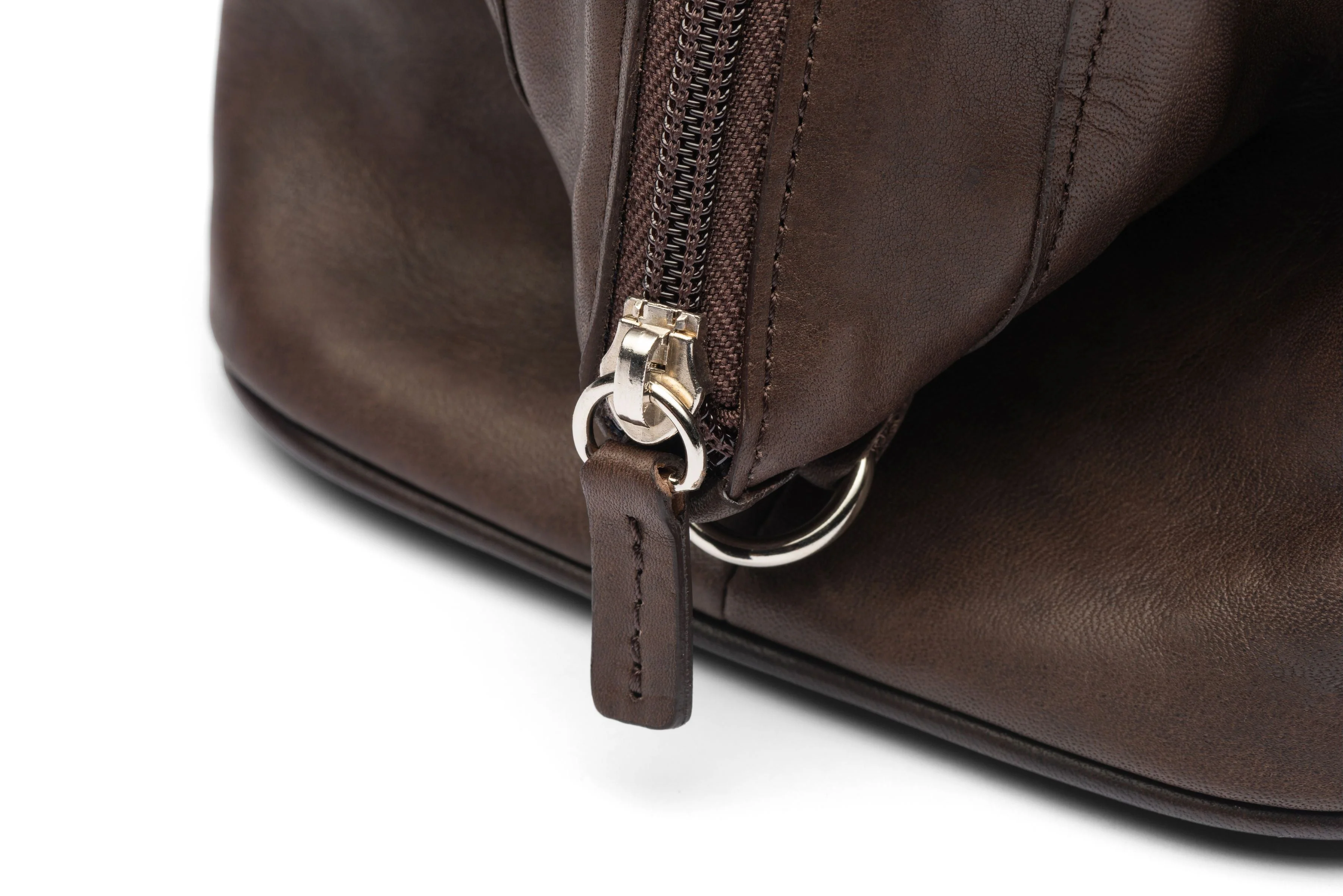 Traditional Leather Travel Bag In Brown Or Black Leather - Image 10