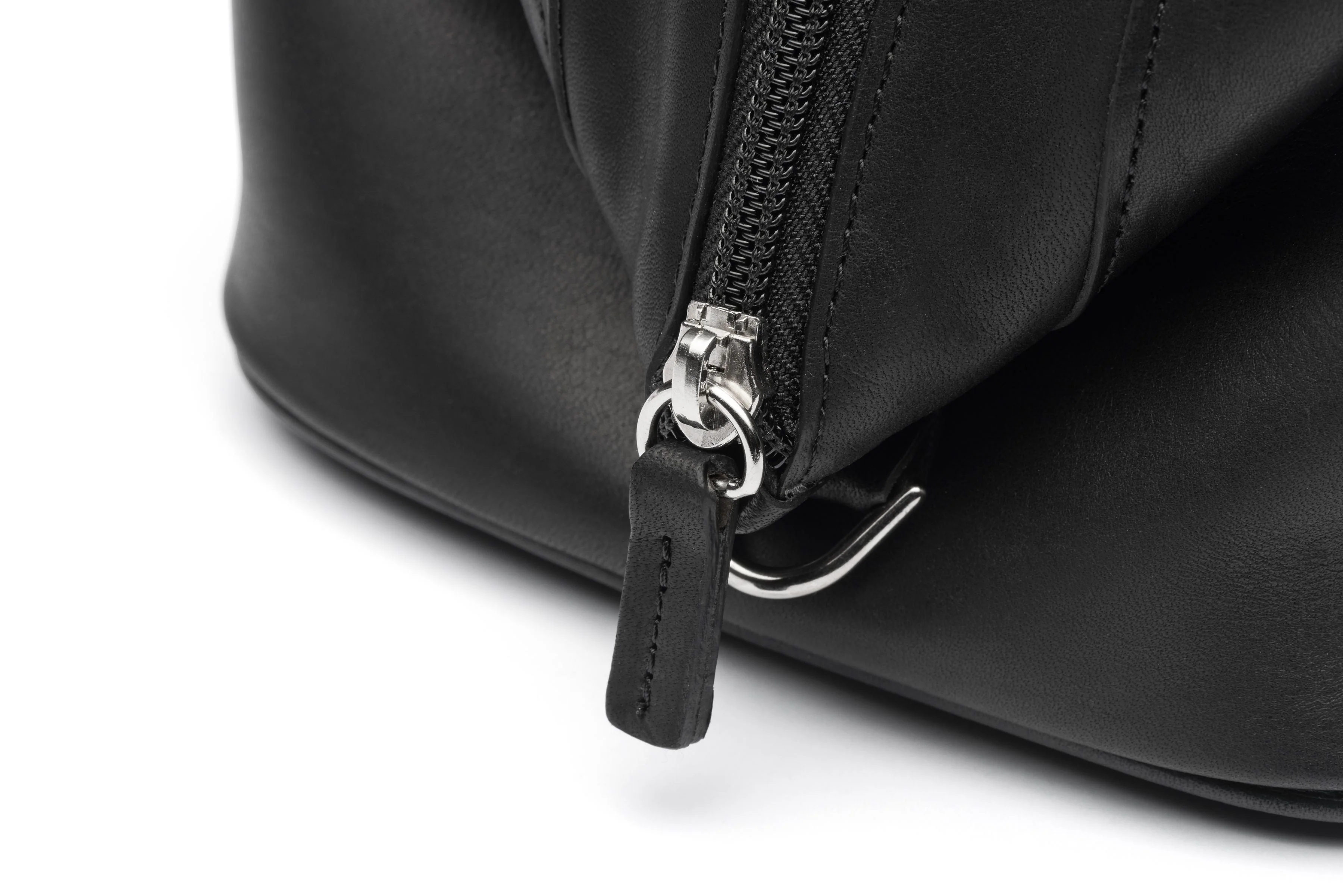 Traditional Leather Travel Bag In Brown Or Black Leather - Image 2