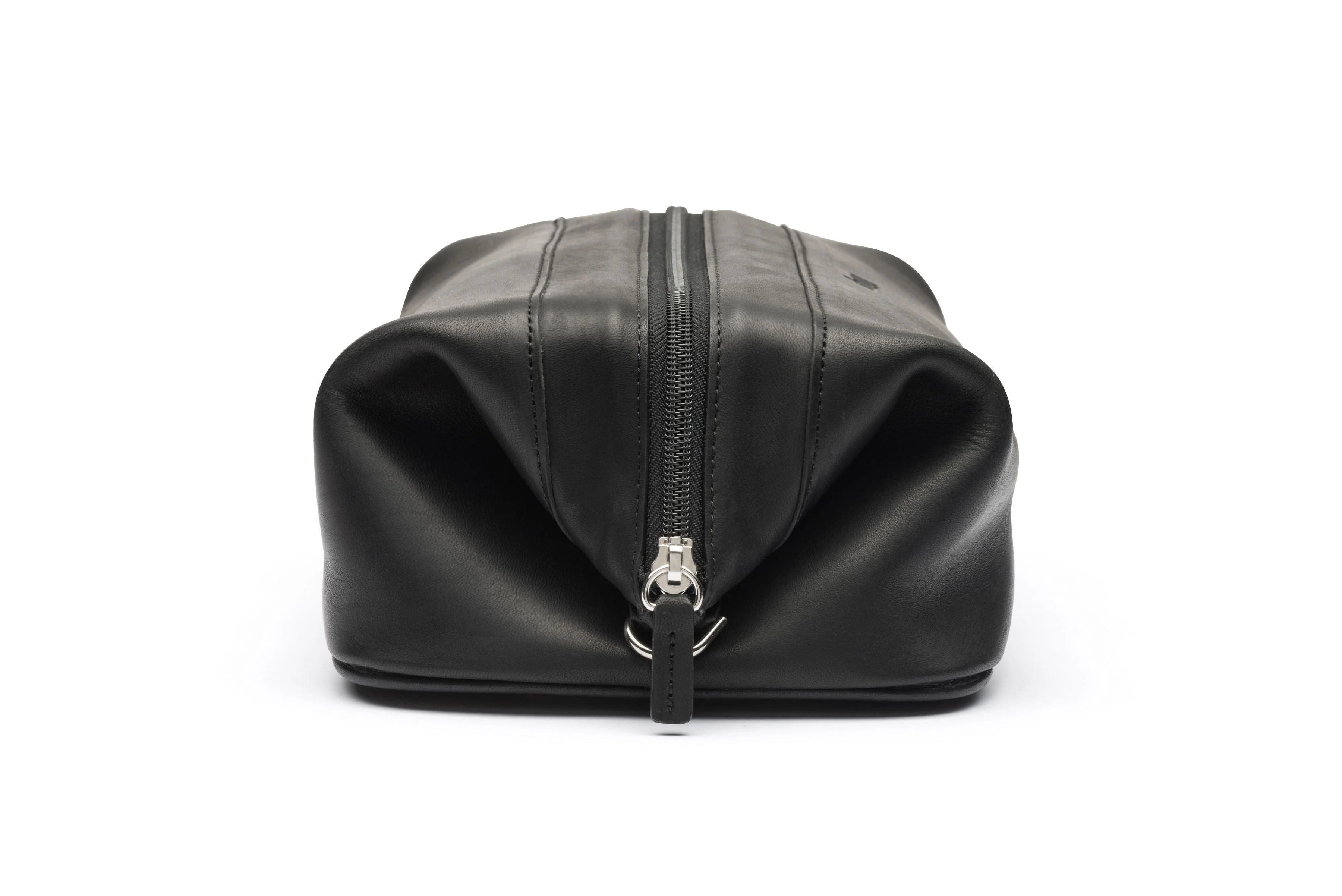 Traditional Leather Travel Bag In Brown Or Black Leather - Image 8